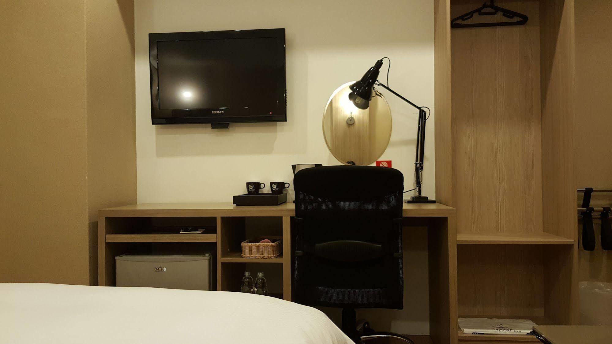 The Riverside Hotel International Kaohsiung Exterior photo